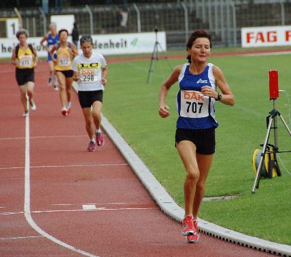 Inge Dilger auf dem Weg zum Sieg über 1500m